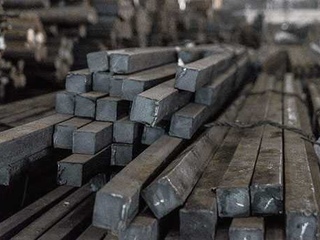 Квадрат стальной горячекатаный 30 мм н/д 0 - в «Монолит-Металлопрокат».